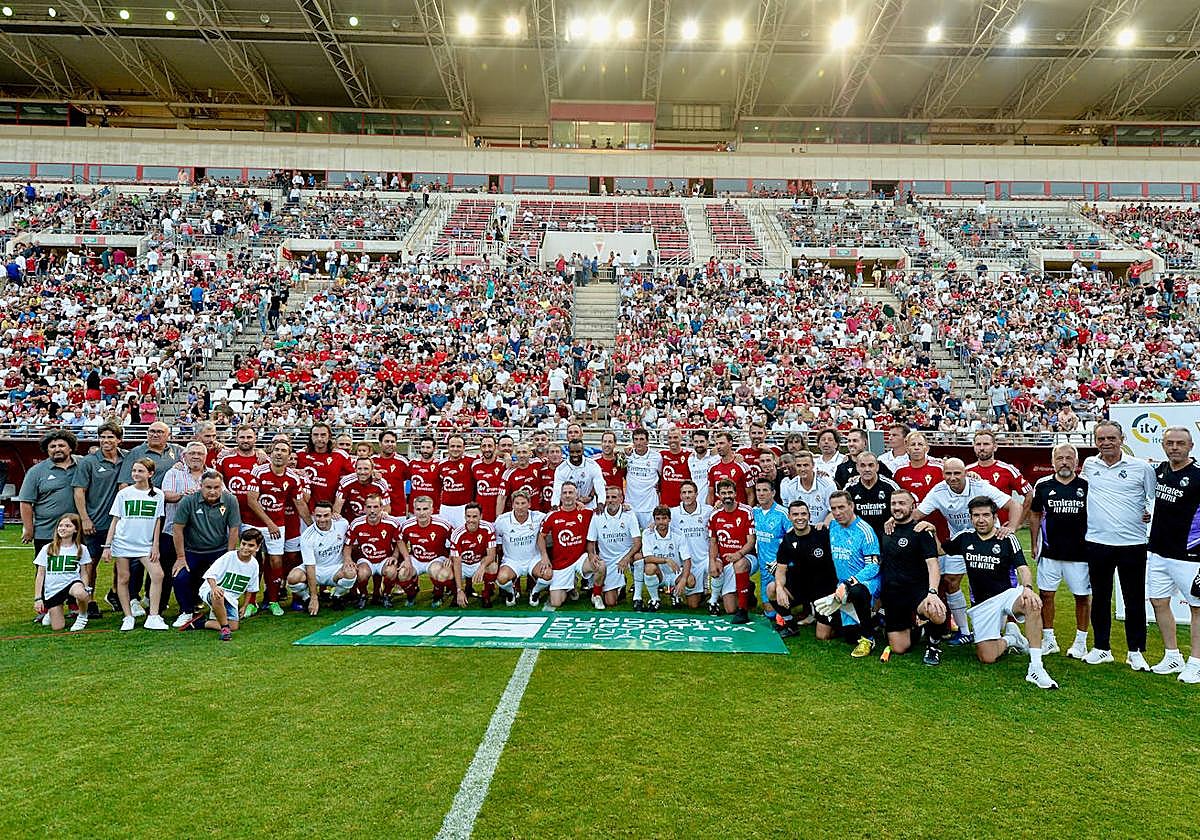 Homenaje y goles solidarios entre Real Murcia y Real Madrid