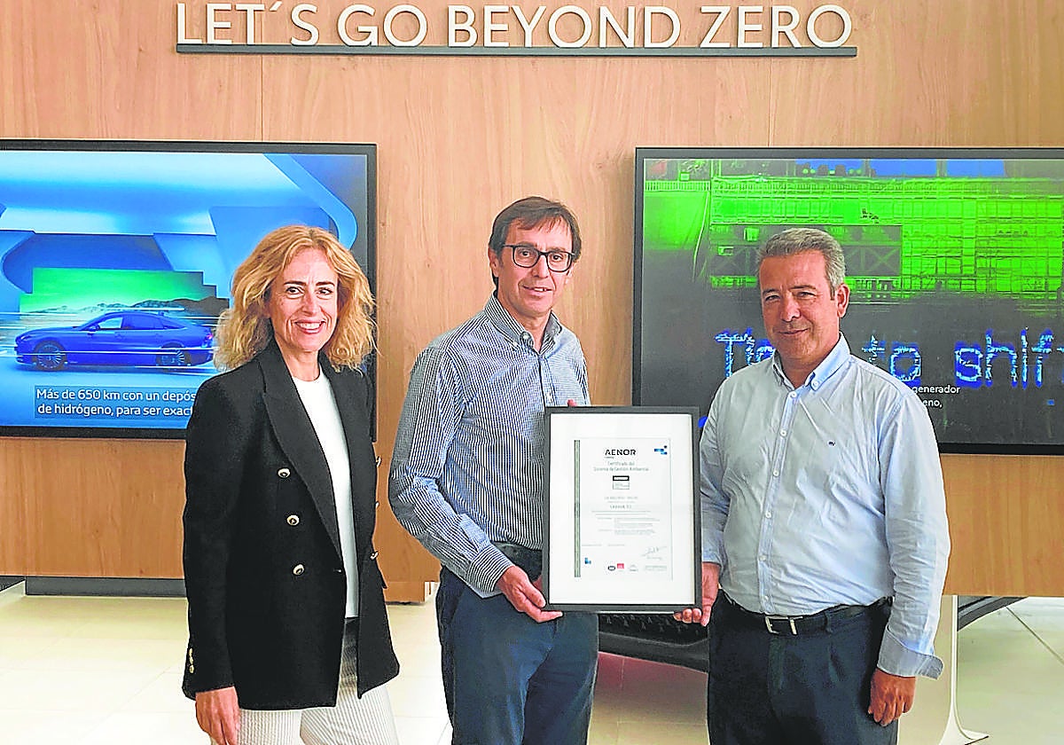 Mª del Mar Capel, gestora MM AA y Calidad Toyota Labasa; Domingo Nieto, gerente de Toyota Labasa, y Ángel Luis Sánchez, director de Aenor en la zona Mediterráneo.