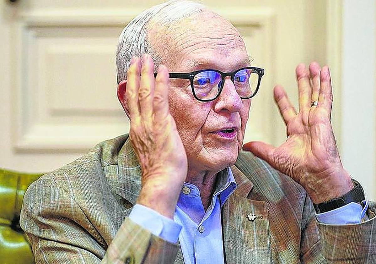 Paul Corkum gesticula en un momento de la entrevista.