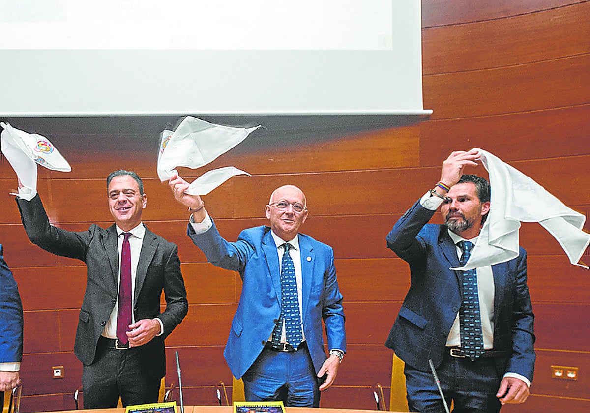 José Antonio Sánchez, en el centro, con el consejero Ortuño y el exedil Mario Gómez, en la presentación de la última revista sardinera.