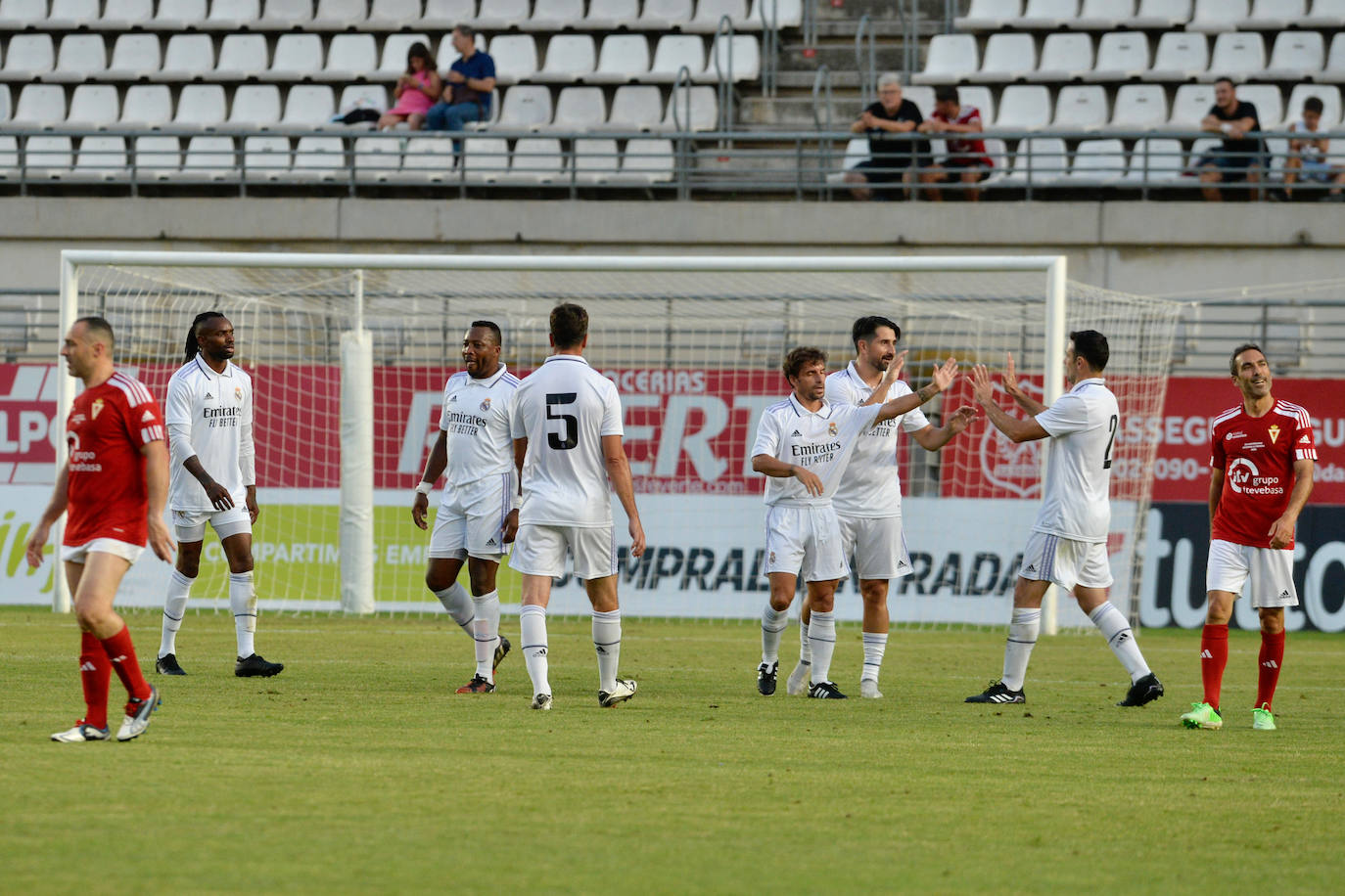 Homenaje y goles solidarios entre Real Murcia y Real Madrid