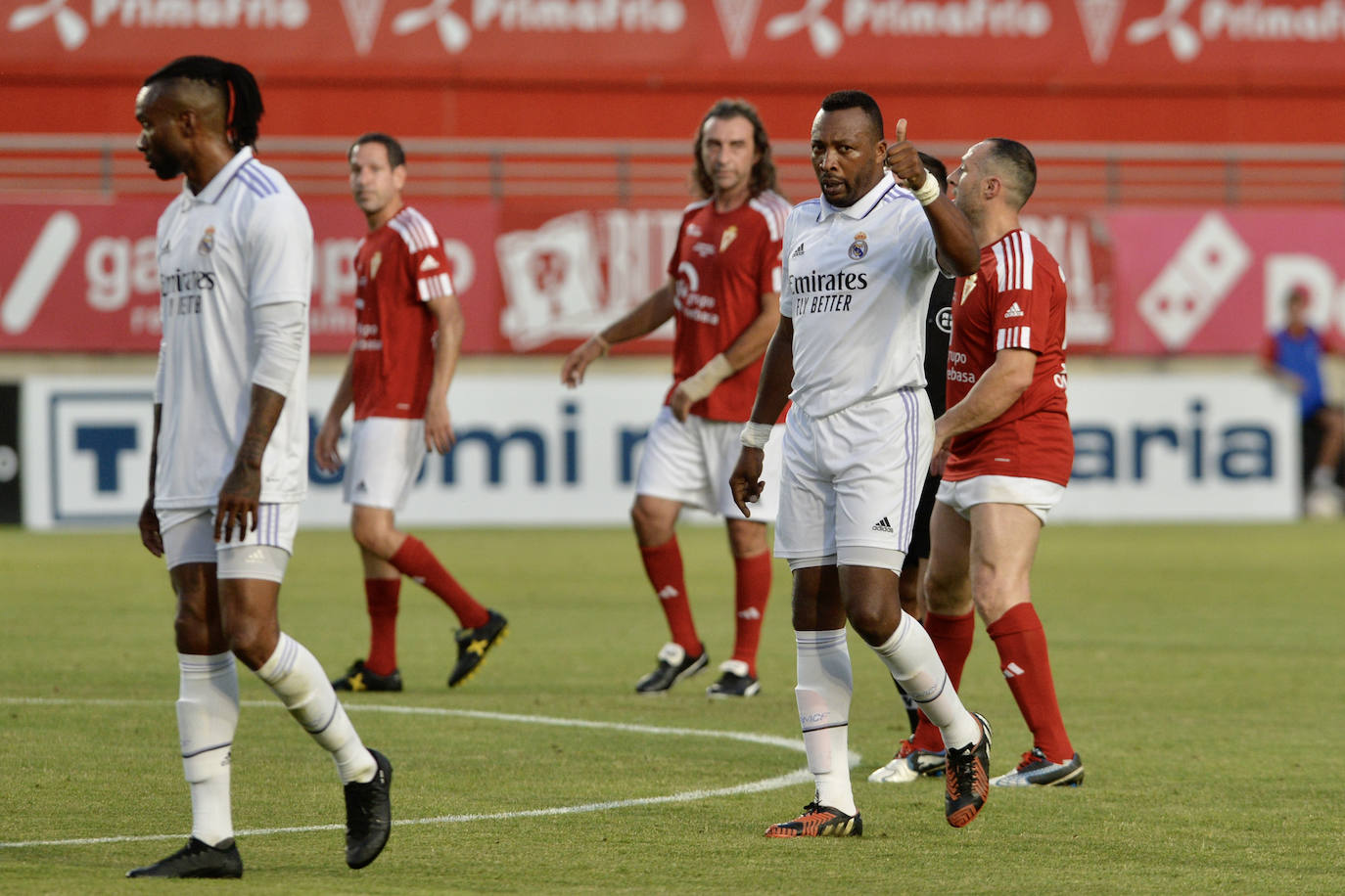 Homenaje y goles solidarios entre Real Murcia y Real Madrid