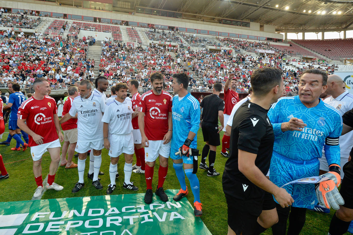 Homenaje y goles solidarios entre Real Murcia y Real Madrid