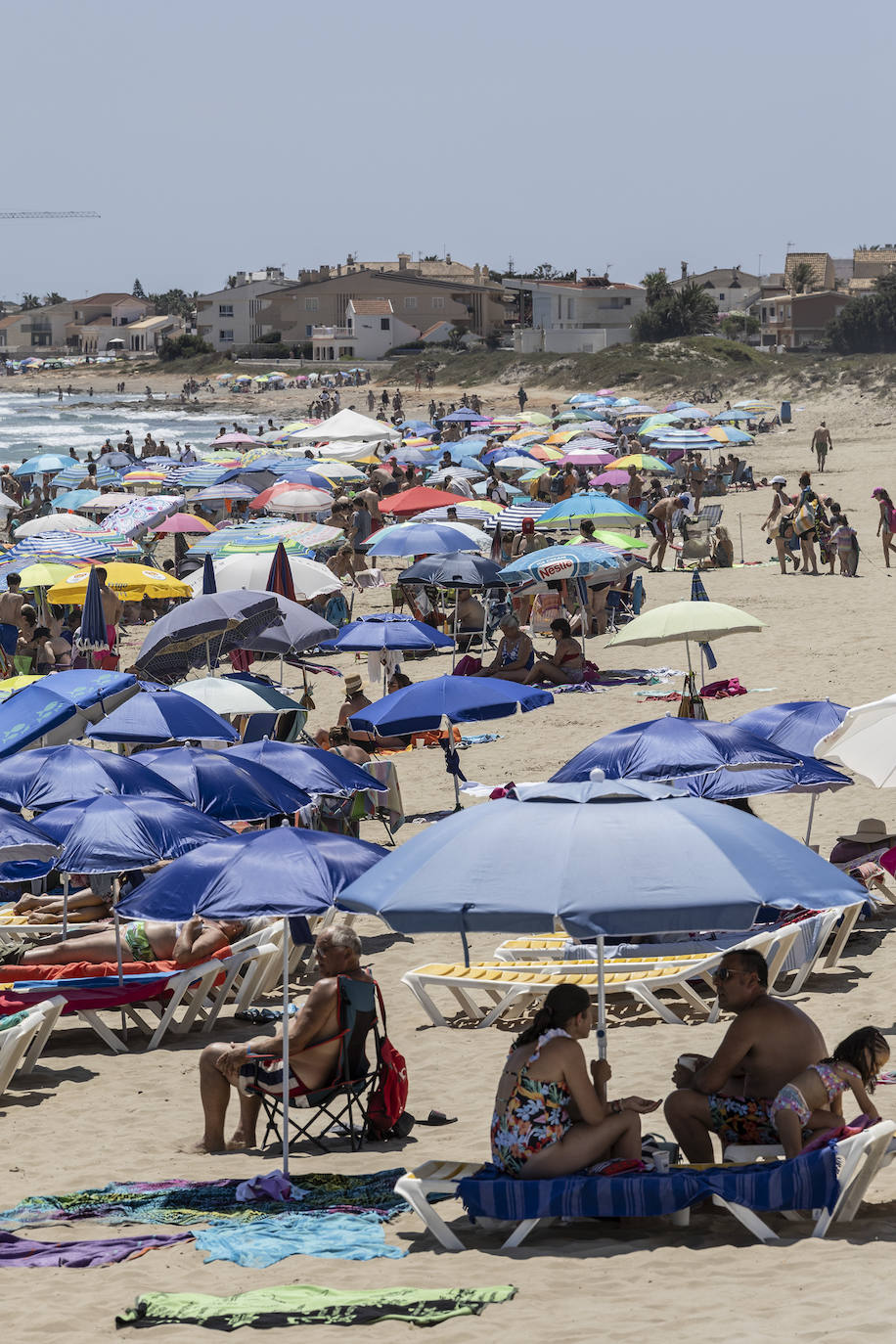 Las playas de la Región de Murcia repletas de vecinos y turistas, en imágenes