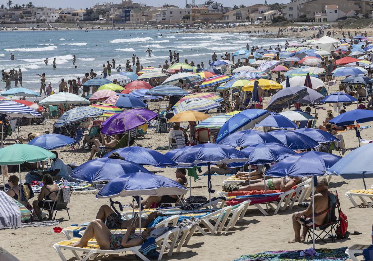 Las playas de la Región de Murcia repletas de vecinos y turistas, en imágenes