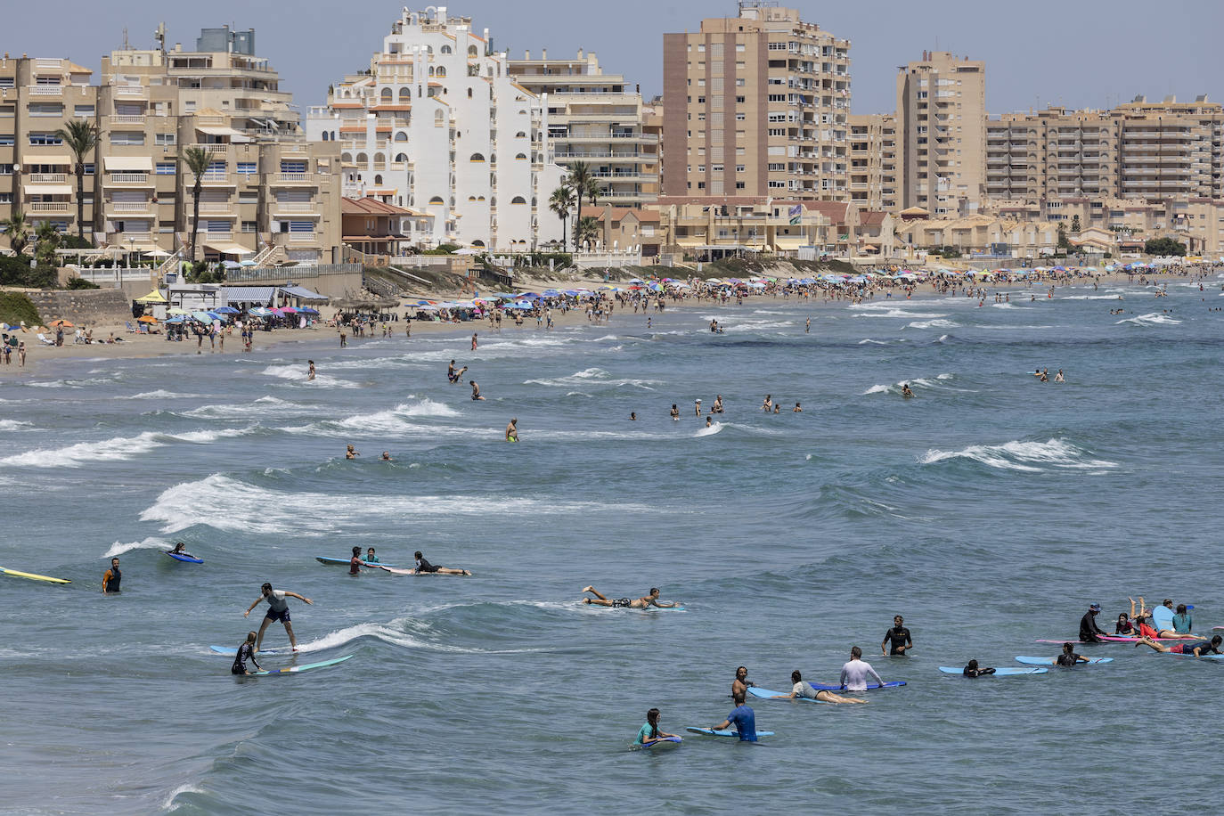 Las playas de la Región de Murcia repletas de vecinos y turistas, en imágenes