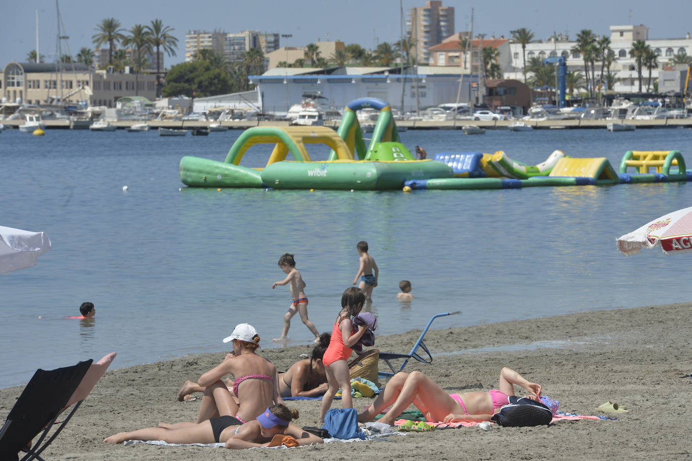 Las playas de la Región de Murcia repletas de vecinos y turistas, en imágenes