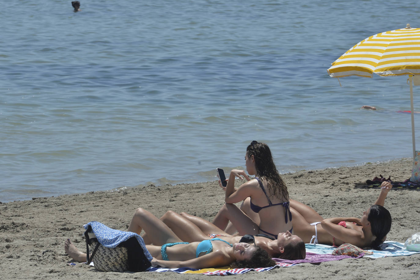 Las playas de la Región de Murcia repletas de vecinos y turistas, en imágenes