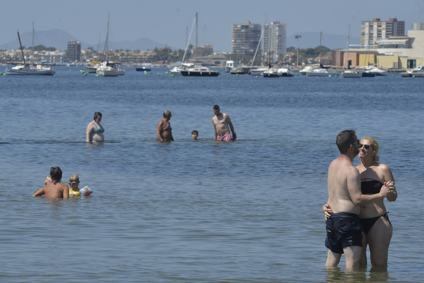 Las playas de la Región de Murcia repletas de vecinos y turistas, en imágenes