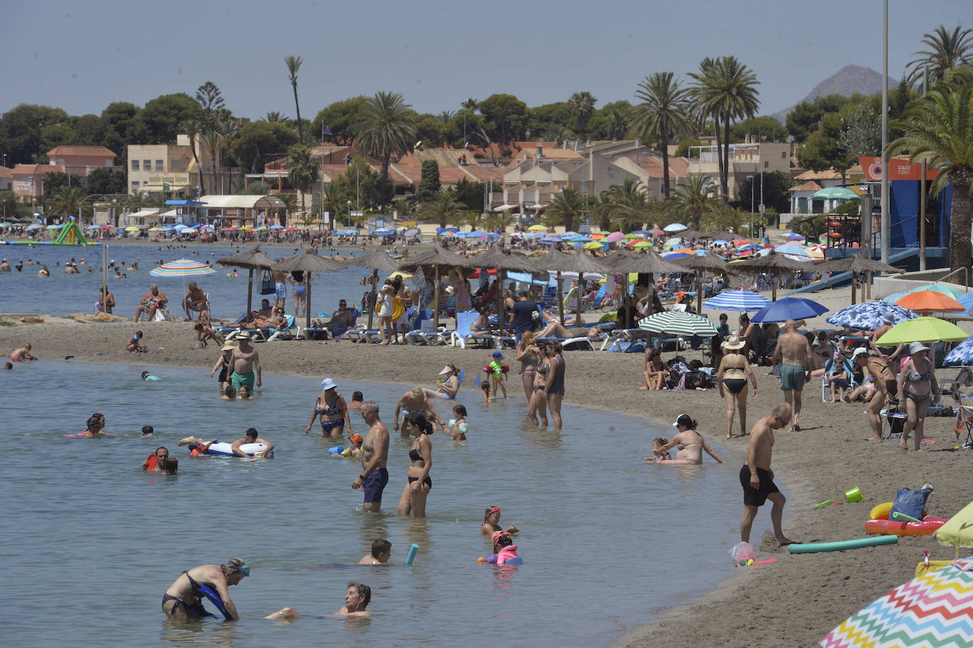 Las playas de la Región de Murcia repletas de vecinos y turistas, en imágenes