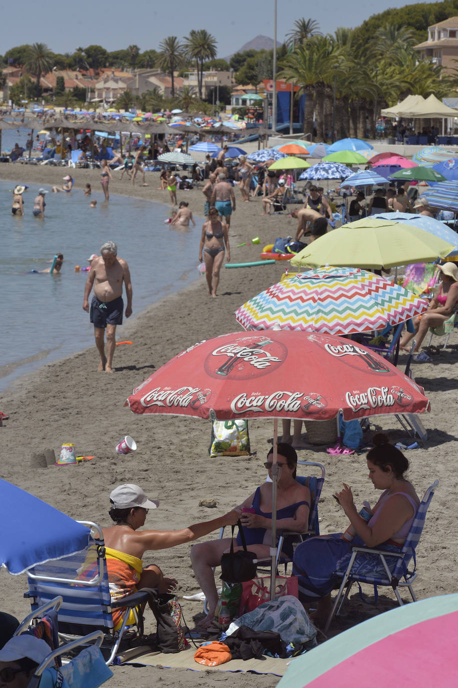 Las playas de la Región de Murcia repletas de vecinos y turistas, en imágenes