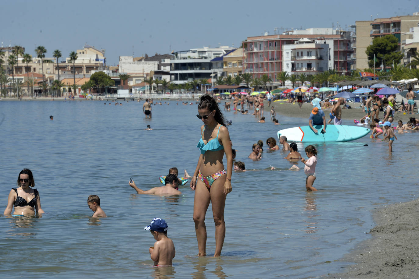 Las playas de la Región de Murcia repletas de vecinos y turistas, en imágenes