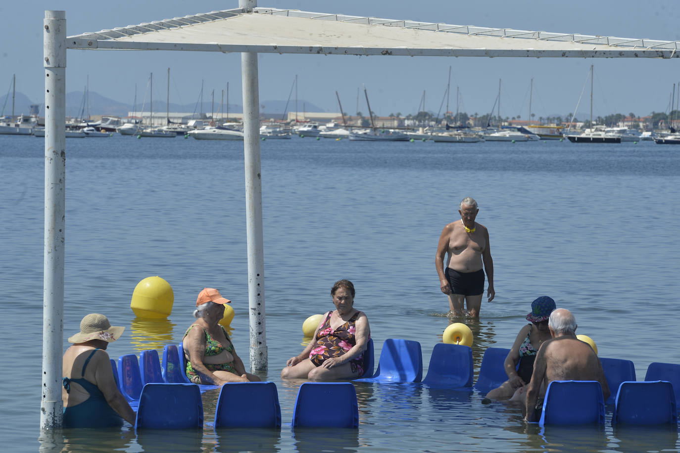 Las playas de la Región de Murcia repletas de vecinos y turistas, en imágenes