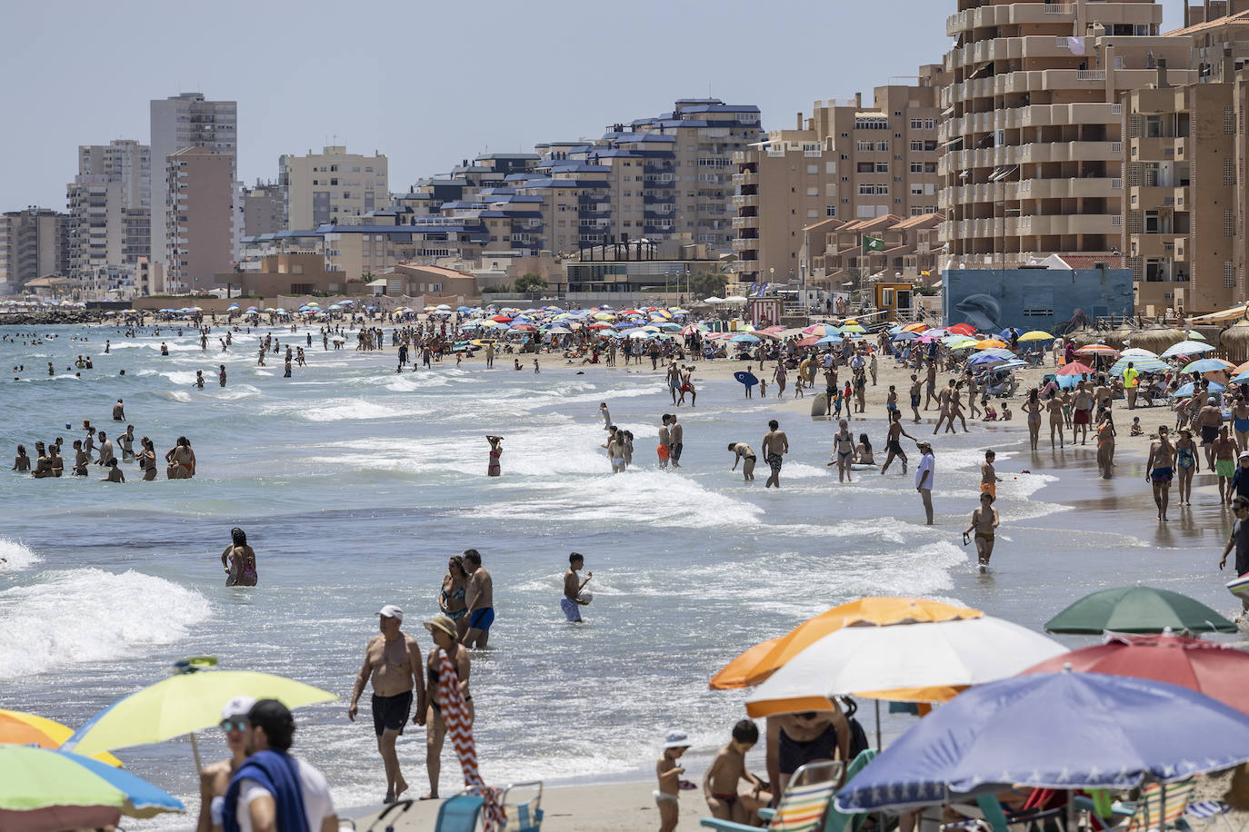 Las playas de la Región de Murcia repletas de vecinos y turistas, en imágenes