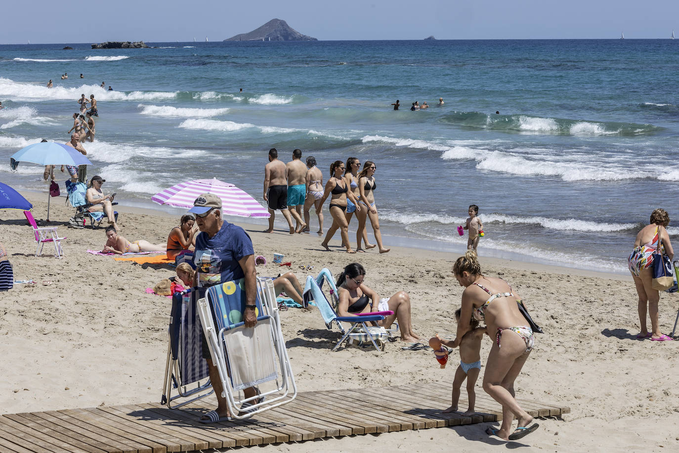 Las playas de la Región de Murcia repletas de vecinos y turistas, en imágenes