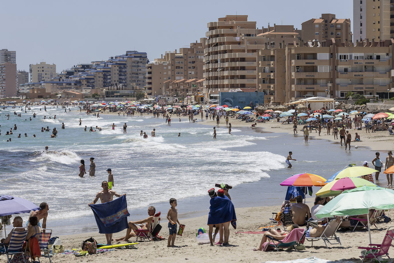 Las playas de la Región de Murcia repletas de vecinos y turistas, en imágenes