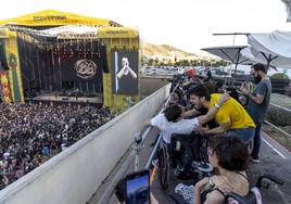 Dos jóvenes cantan apasionadamente durante uno de los conciertos.