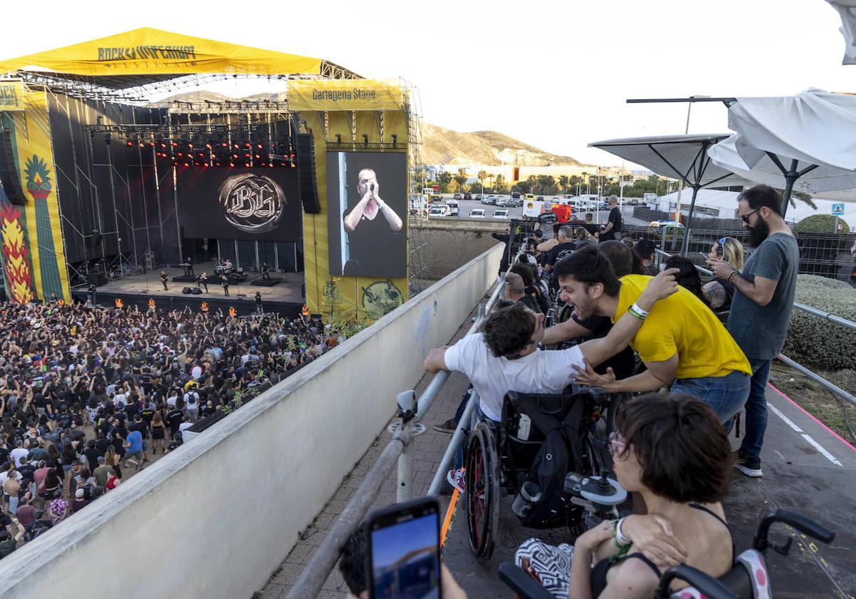 Dos jóvenes cantan apasionadamente durante uno de los conciertos.