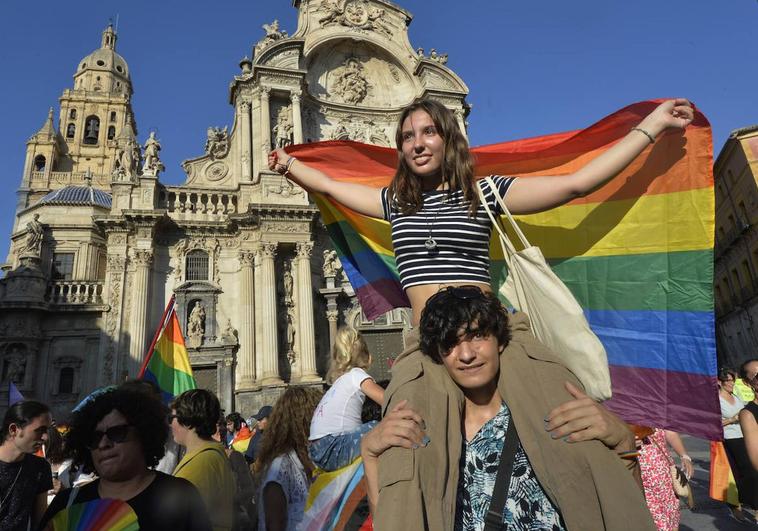 Una chica subida a hombros en la Plaza Cardenal Belluga.