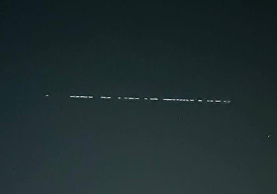 Avistamiento de un tren luminoso en el cielo desde Altorreal este viernes por la noche.