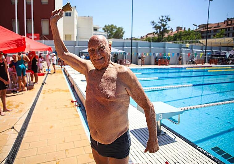 Roberto Alberiche tras haber conseguido el récord mundial en 50 metros libres este domingo en Murcia.