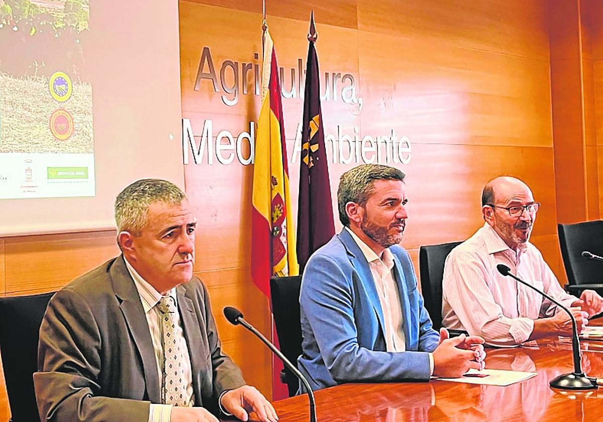 El presidente de Origen España, Jesús González; el consejero de Agricultura en funciones, Antonio Luengo; y el presidente del C. R. Quesos de Murcia DOP, Adolfo Falagán.