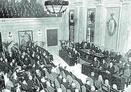 Nuevo salón. Sesión inaugural de la Confederación Hidrográfica del Segura, en diciembre de 1927. Allí se encontraba la primera concejala del Consistorio murciano, Natalia Ballester.