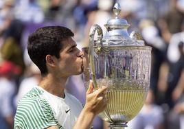 Carlos Alcaraz besa el trofeo de campeón de Queen's, el pasado domingo.