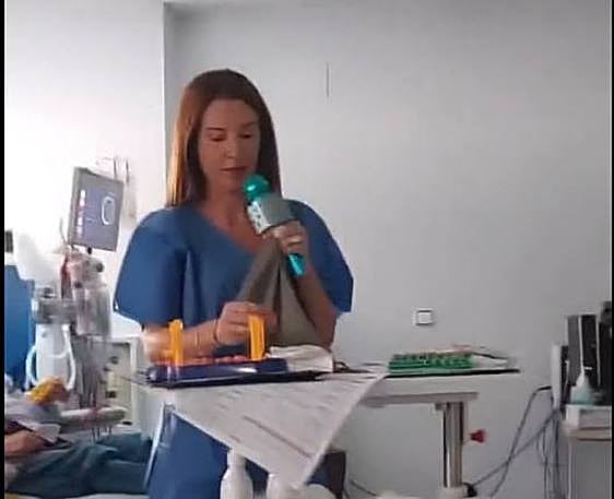 Bingo en el hospital: una enfermera organiza una partida para los pacientes en diálisis.