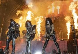 Los Kiss prendieron literalmente fuego al escenario.