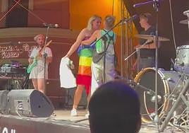 La organización tapa a la cantante con la bandera LGTBI.