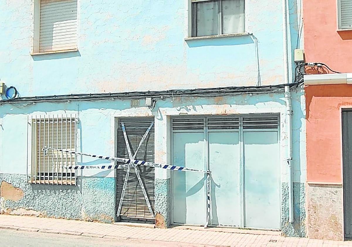 La vivienda del anciano fallecido, precintada por la Policía.