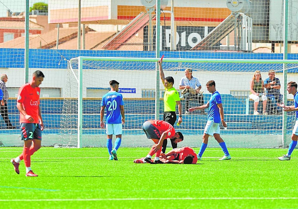 El árbitro expulsa al local Kleandro Lleshi, en un partido del Mar Menor disputado la pasada temporada en el estadio El Pitín de San Javier.