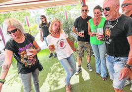 Un grupo de asistentes al festival Rock Imperium, en la terraza del Hotel Los Habaneros, tomando unas cervezas.