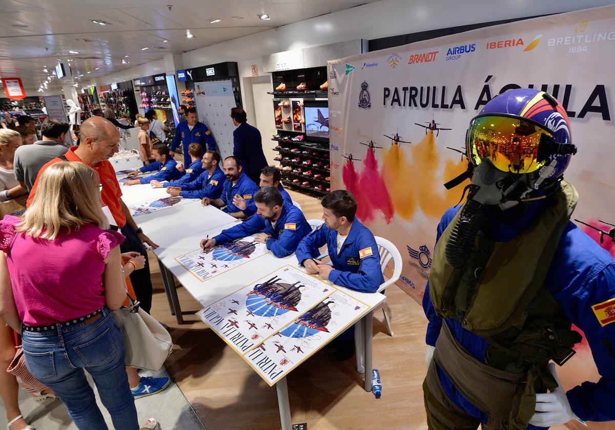 La Patrulla Águila levanta pasiones también en tierra