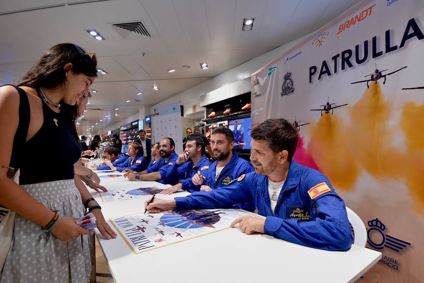 La Patrulla Águila levanta pasiones también en tierra