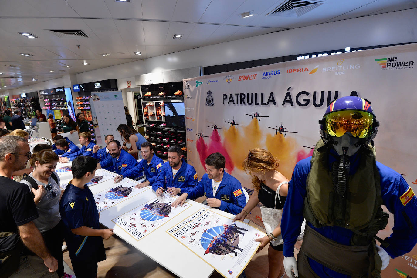 La Patrulla Águila levanta pasiones también en tierra