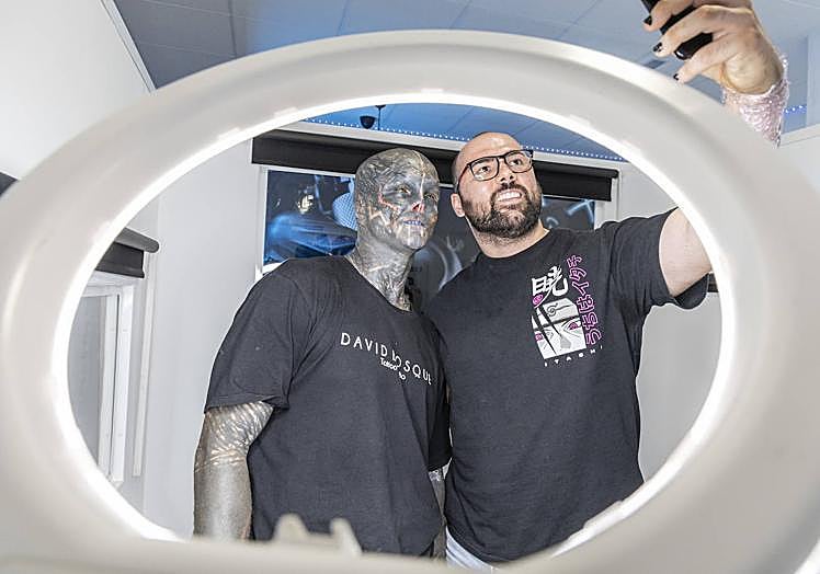 Black Alien en el estudio cartagenero del tatuador David Bosque.