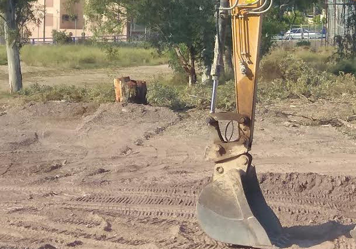 Maquinaria pesada en el solar de la antigua subestación donde ha comenzado la tala de árboles.