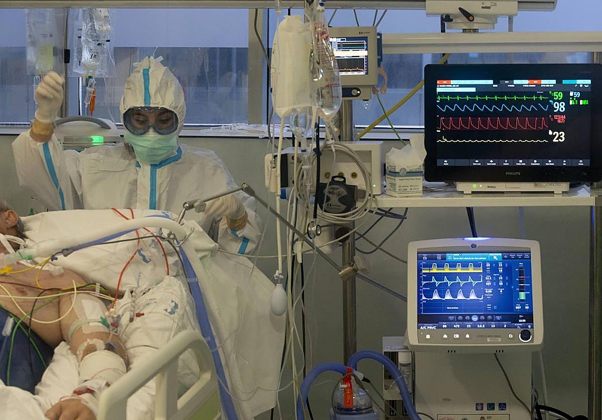 Sanitarios atienden a un enfermo de covid en el hospital Santa Lucía, en una imagen de archivo.