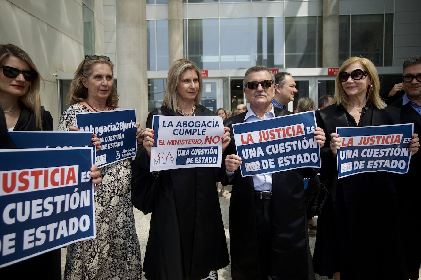 Imágenes de la concentración de abogados, procuradores y graduados sociales en Murcia