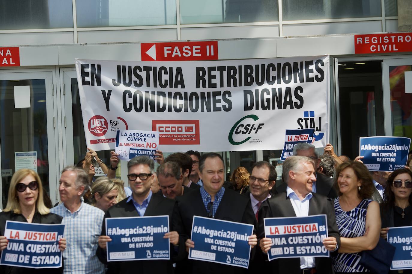 Imágenes de la concentración de abogados, procuradores y graduados sociales en Murcia