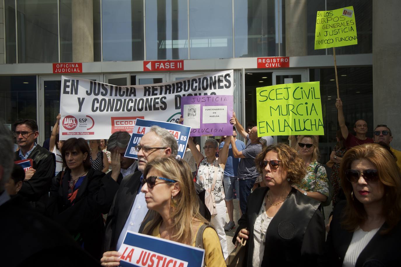 Imágenes de la concentración de abogados, procuradores y graduados sociales en Murcia