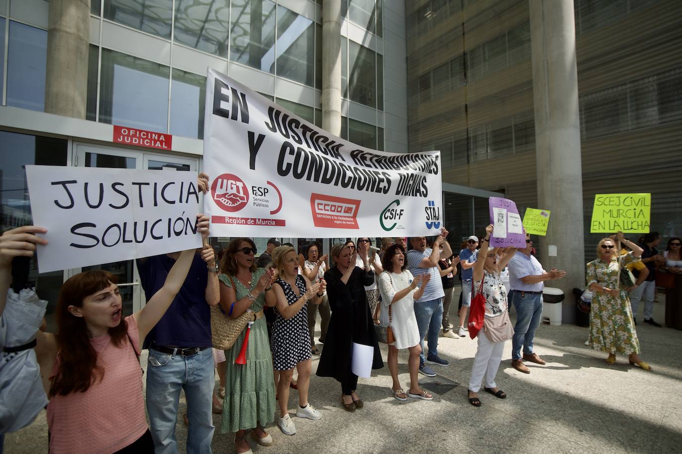 Imágenes de la concentración de abogados, procuradores y graduados sociales en Murcia