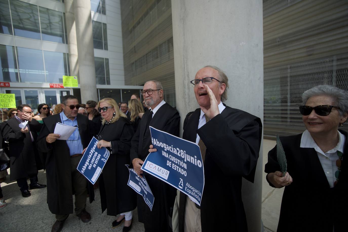 Imágenes de la concentración de abogados, procuradores y graduados sociales en Murcia