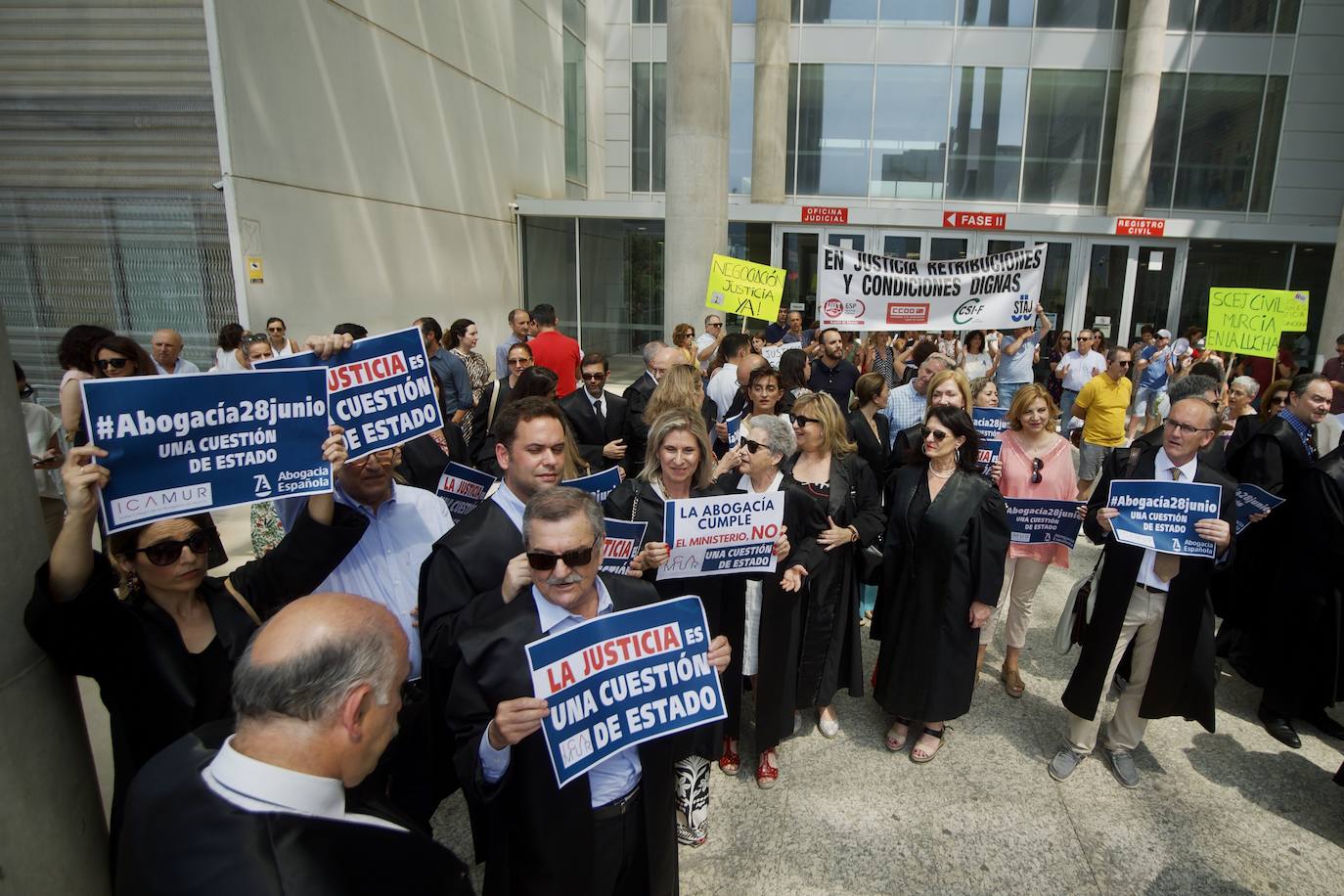 Imágenes de la concentración de abogados, procuradores y graduados sociales en Murcia