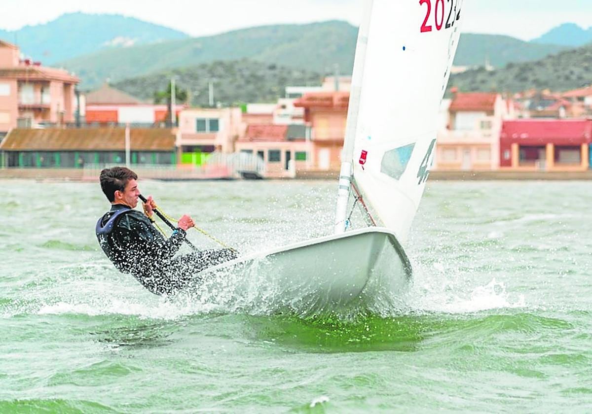 Un regatista, en una prueba de la clase Ilca 4, en Los Nietos.