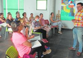 Pedro Lillo (dcha.) imparte un taller de nutrición para pacientes oncológicos, ayer en la AECC Murcia.