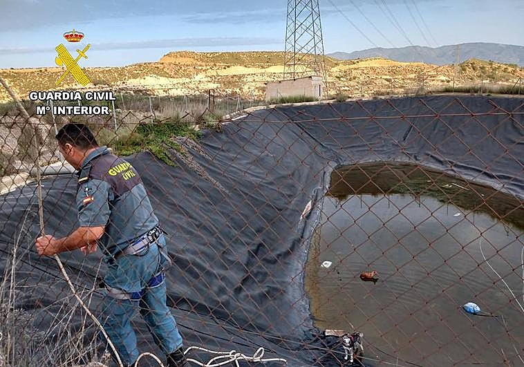 Un agente de la Guardia Civil durante los trabajos de rescate de los perros.