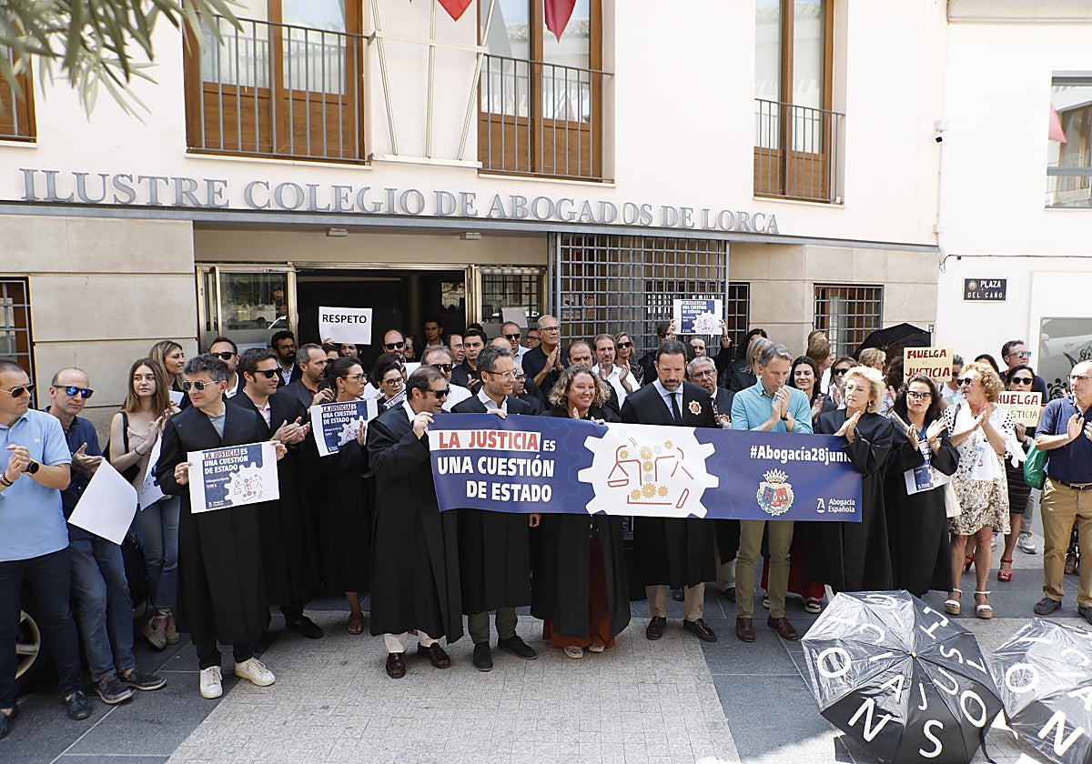 Los abogados de Lorca durante su concentración ante su sede colegial.